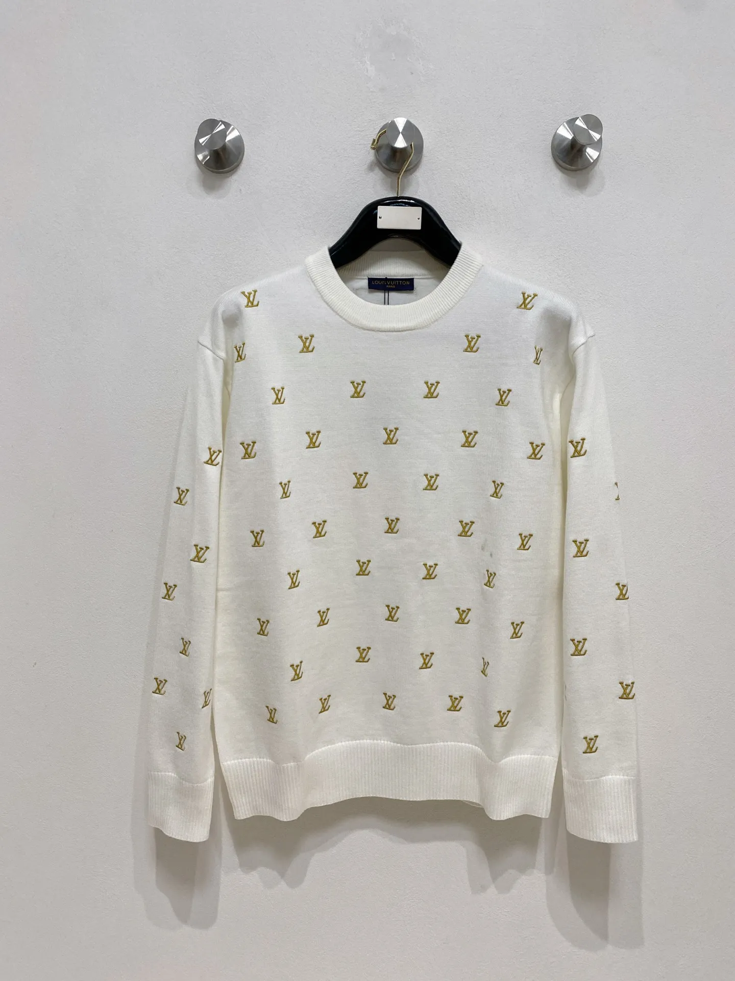 🅿️440 LV 2025 new wool blended round neck long sleeve sweater cardigan bottoming sweater, high-end version! The custom-made fabrics at the counter are highly breathable and comfortable, with impeccable details and brand element design concepts, reflecting high quality. It feels delicate and soft! It presents a casual cut and the upper body shape is great! 🐉Code size: M-3XL